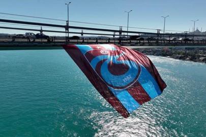 Türkiye Kupası Şampiyonu Trabzonspor'un bayrağı İstanbul Boğazı'nda