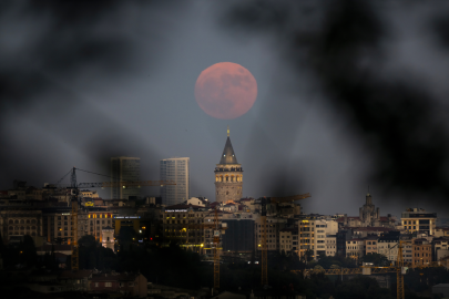 "Çilek Dolunayı" İstanbul manzarasıyla birleşti