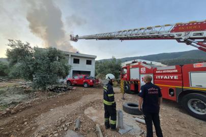 İnşaat halindeki binada çıkan yangında çatı ile su deposu zarar gördü