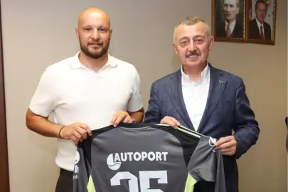 Kocaelispor'un kaptanı formasını Başkan Büyükakın’a hediye etti