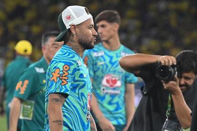 Maç sonu fotoğraf için sıraya girdiler! Neymar'a büyük ilgi
