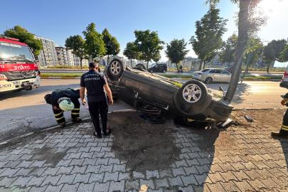 Otomobil ağaca çarpıp ters döndü