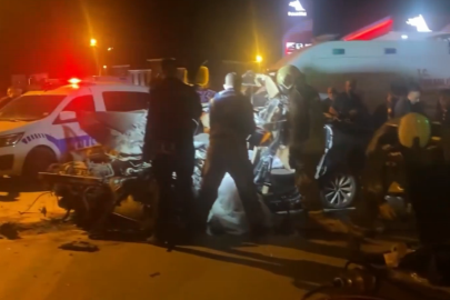 Otomobil duran kamyona çarptı. Feci kazada 3 kişi öldü, 1 yaralı