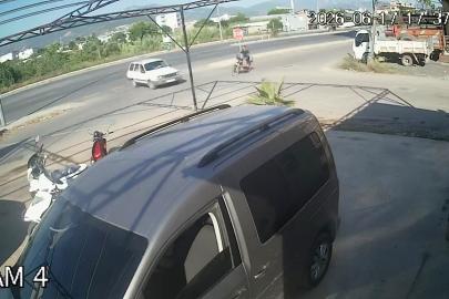 Otomobil ile motosikletin çarpıştığı kaza güvenlik kamerasında