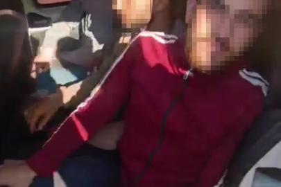  Ticari taksiyle göçmen kaçırırken polise yakalandılar