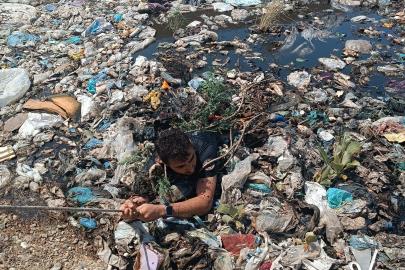 Yangına müdahale eden itfaiye eri, bataklığa düşerek ölümden döndü