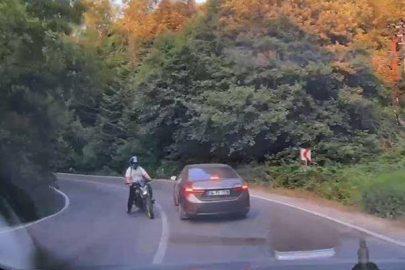 Motosikletin otomobile çarptığı kaza, araç içi kamerasında