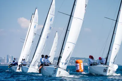 Yelkencilerin zorlu mücadelesi ilk günde nefes kesti