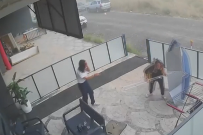 Çalışanların zor anları: Şiddetli rüzgarda şemsiyeyle savruldular