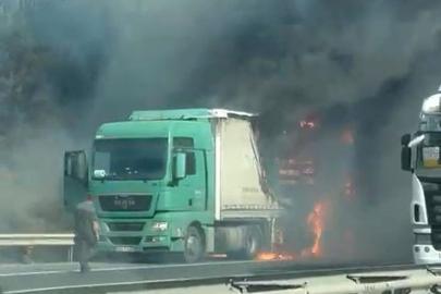 TEM Otoyolu'nda TIR yangını: Esenyurt-Edirne yönü trafiğe kapandı